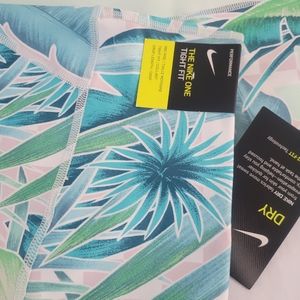 Nike tight fit capri leggings